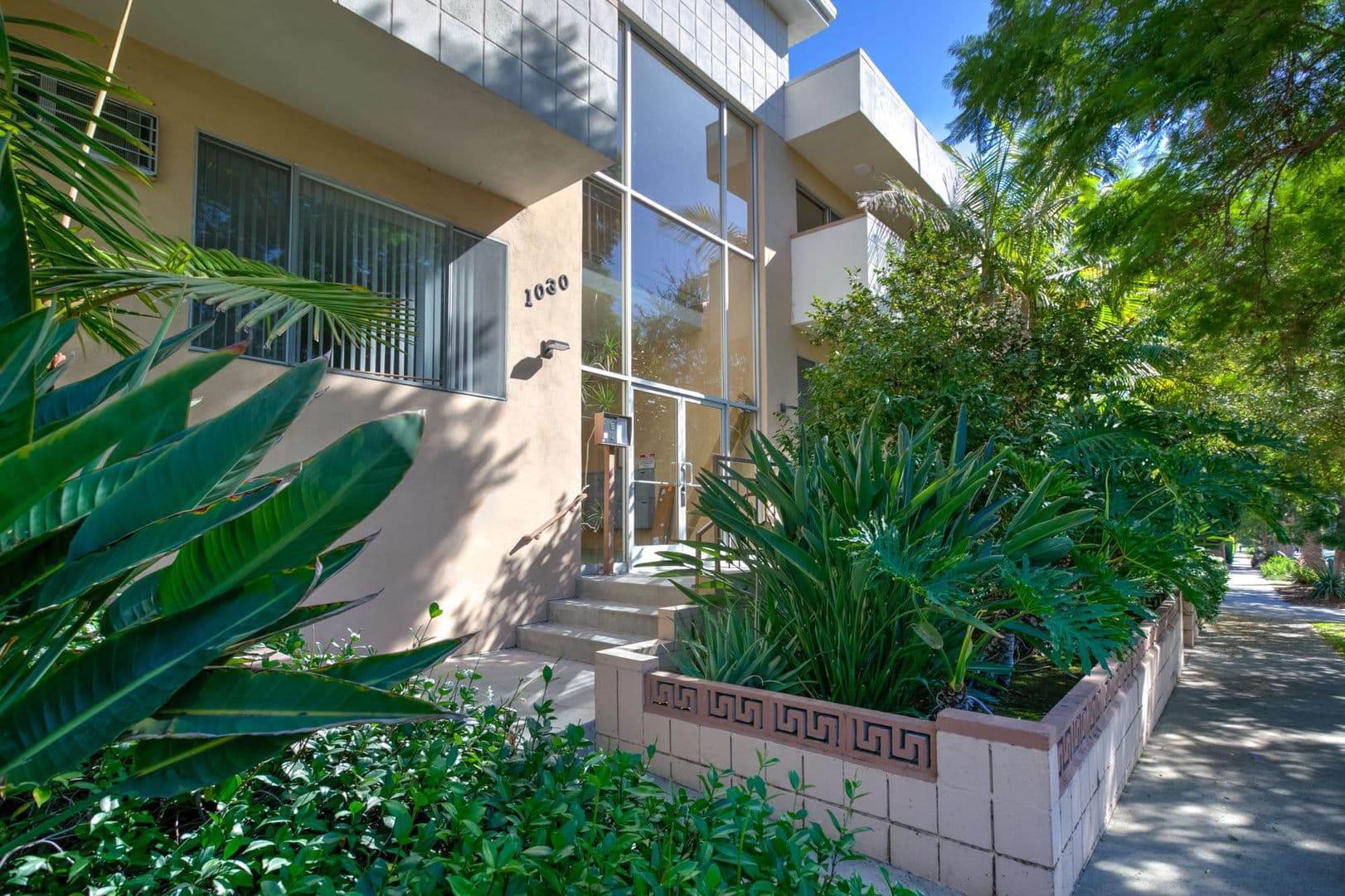 West Hollywood Apartment: 1030 N Harper Ave.