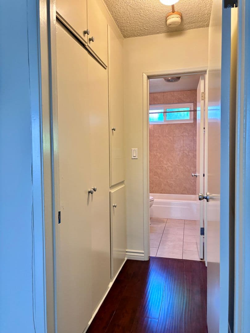 Los Angeles Apartment: 519 N. Hayworth Ave.