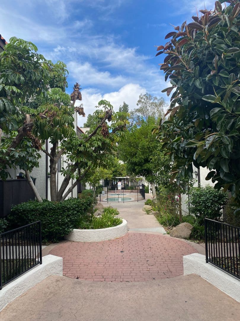 Sunland Apartment: 8608 Foothill Blvd