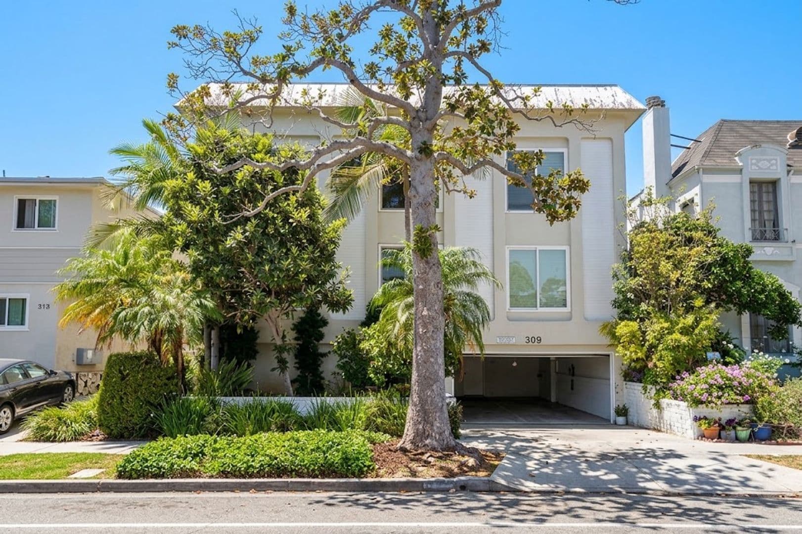 Beverly Hills Apartment: 309 S. Doheny Dr.