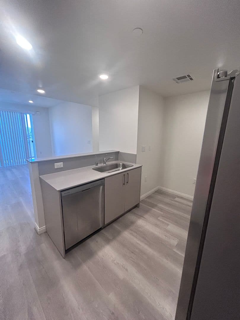 Van Nuys Apartment: 13724 Victory Blvd.