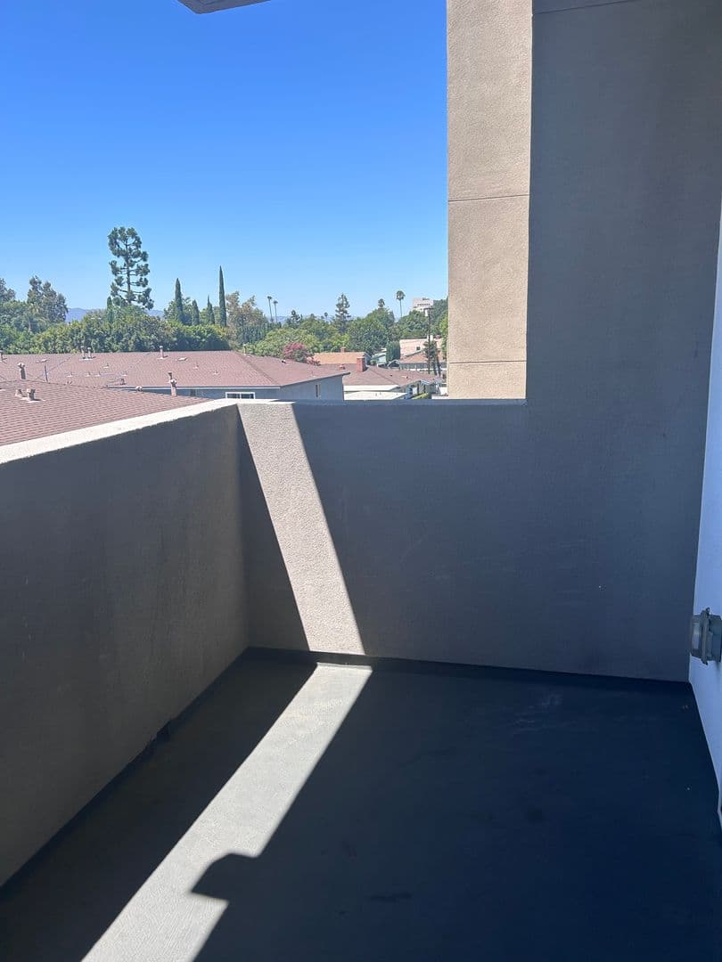 Van Nuys Apartment: 13724 Victory Blvd.