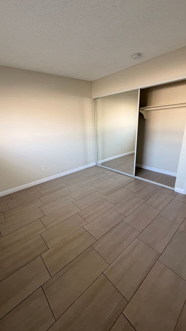 Sunland Apartment: 8608 Foothill Blvd