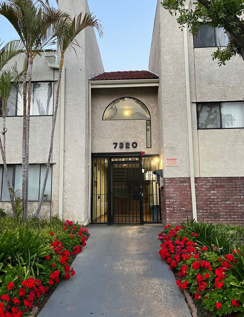 Van Nuys Apartment: 7320 Hazeltine Avenue