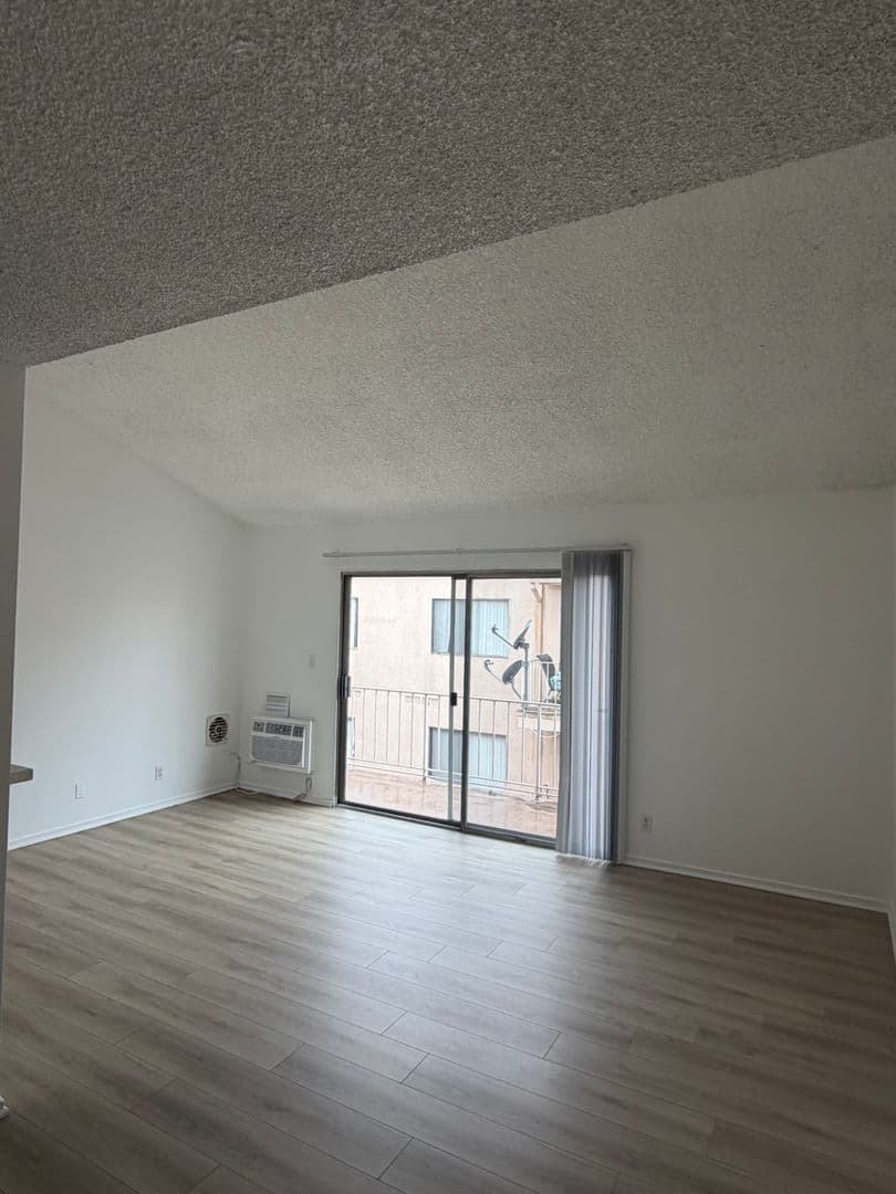 Los Angeles Apartment: 400 S. Kingsley Drive
