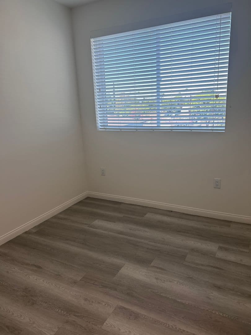 Van Nuys Apartment: 13724 Victory Blvd.