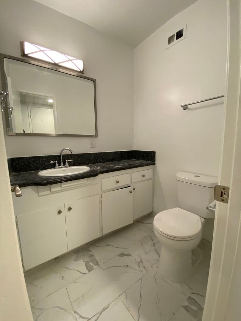 Los Angeles Apartment: 928 South Sherbourne Drive