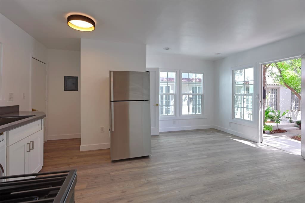 Los Angeles Apartment: 4515-4519 Willow Brook Avenue