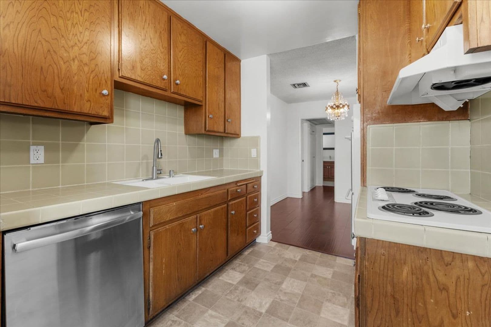 Beverly Hills Apartment: 309 S. Doheny Dr.