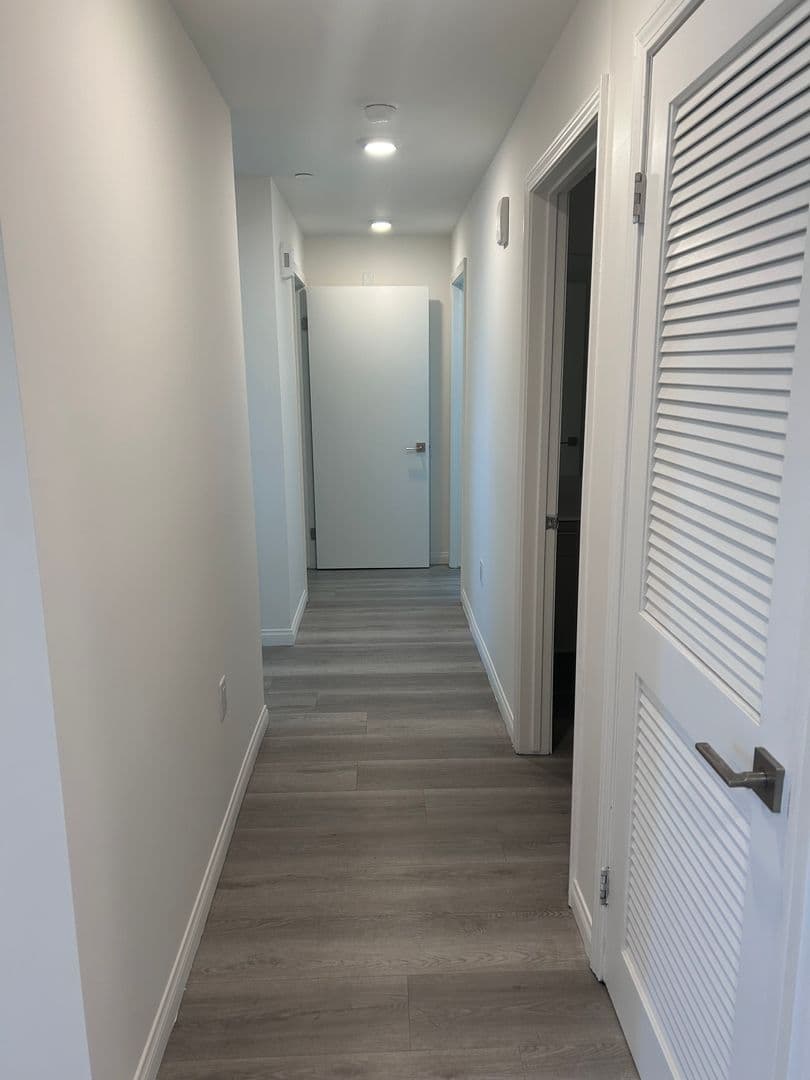 Van Nuys Apartment: 13724 Victory Blvd.