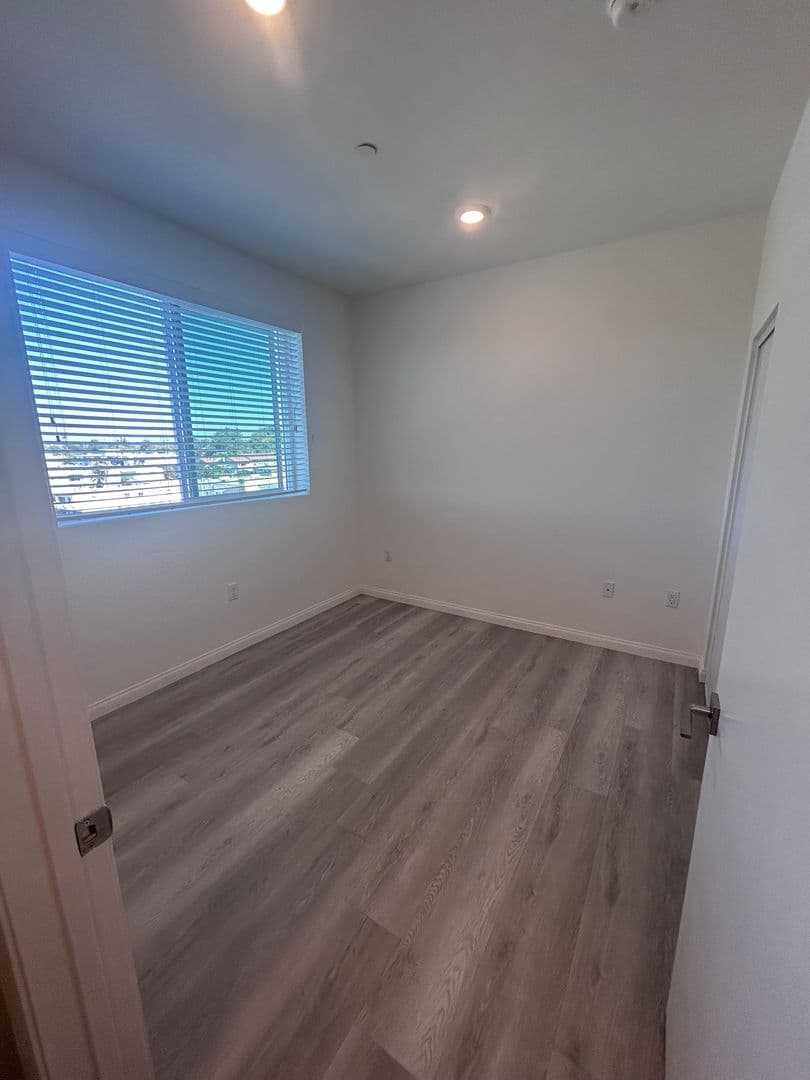 Van Nuys Apartment: 13724 Victory Blvd.