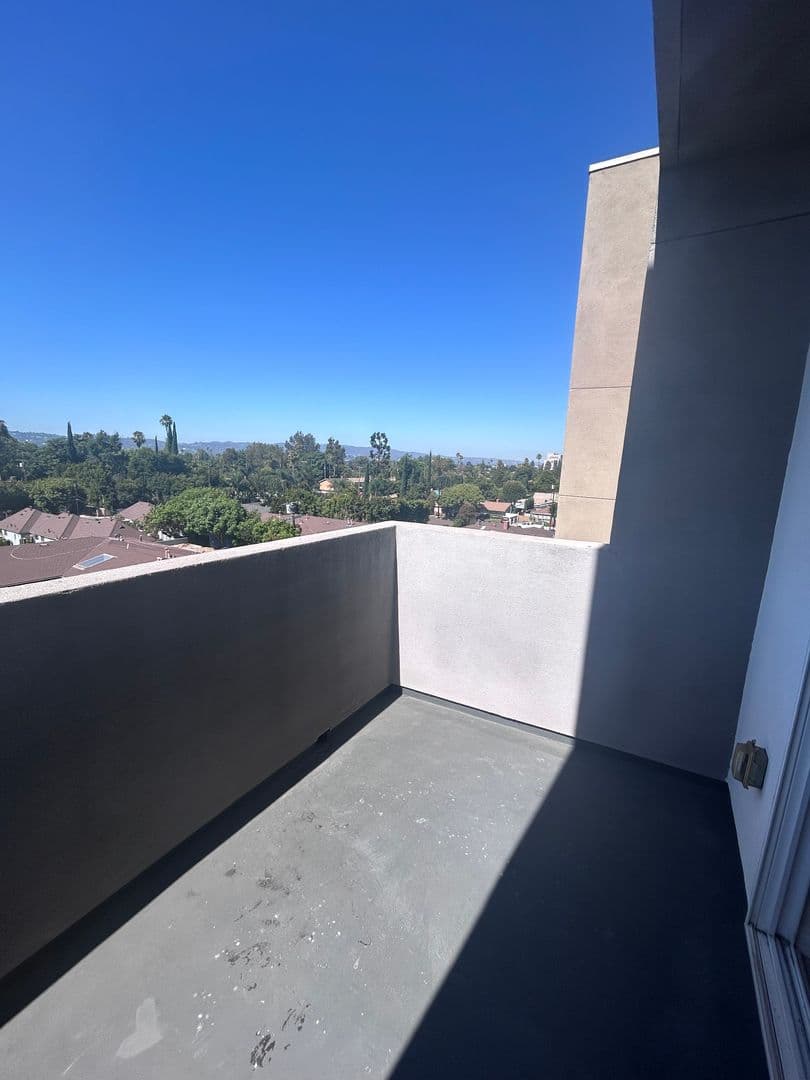 Van Nuys Apartment: 13724 Victory Blvd.