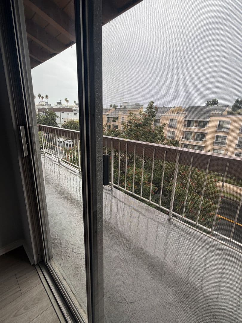 Los Angeles Apartment: 400 S. Kingsley Drive