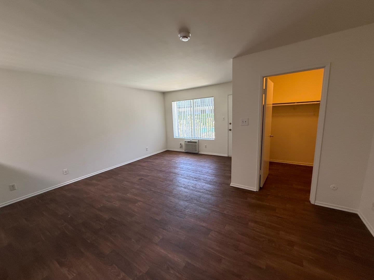 Tarzana Apartment: 18615 Burbank Boulevard