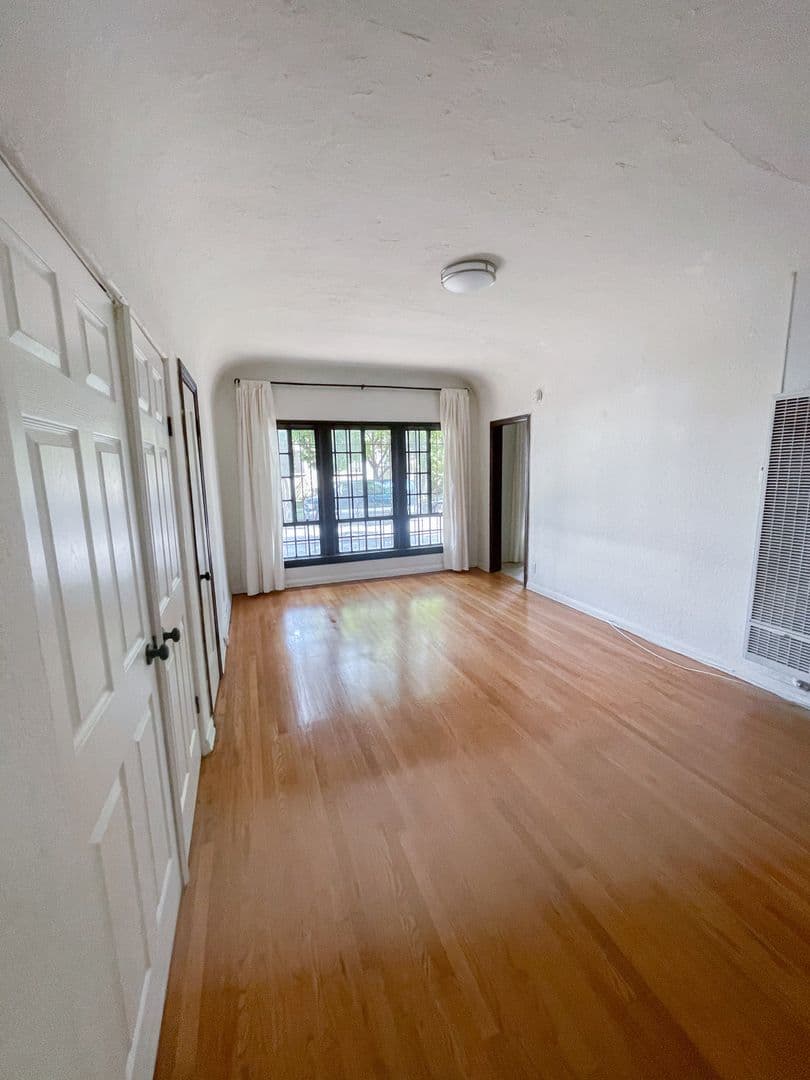 Los Angeles Apartment: 367 N Orange Grove Ave.