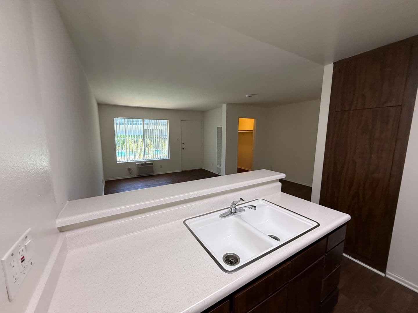 Tarzana Apartment: 18615 Burbank Boulevard