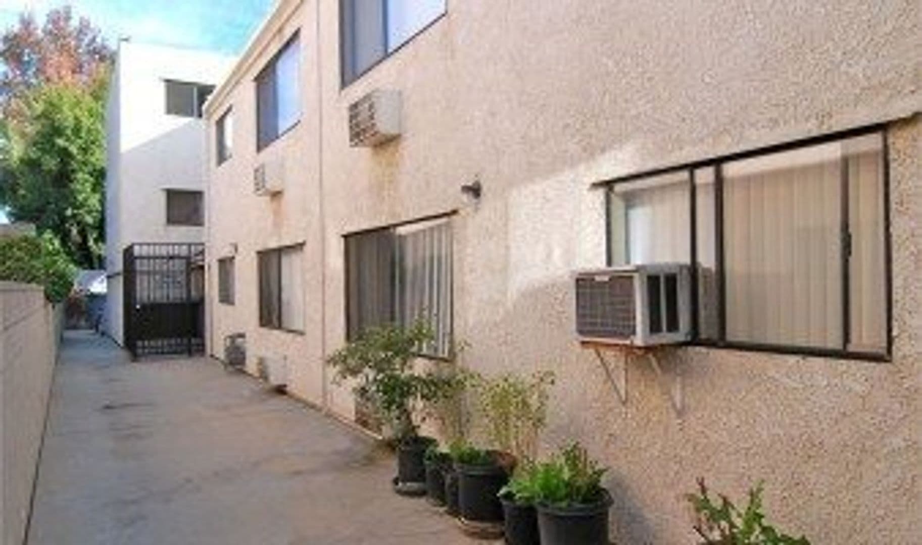 Van Nuys Apartment: 7320 Hazeltine Avenue