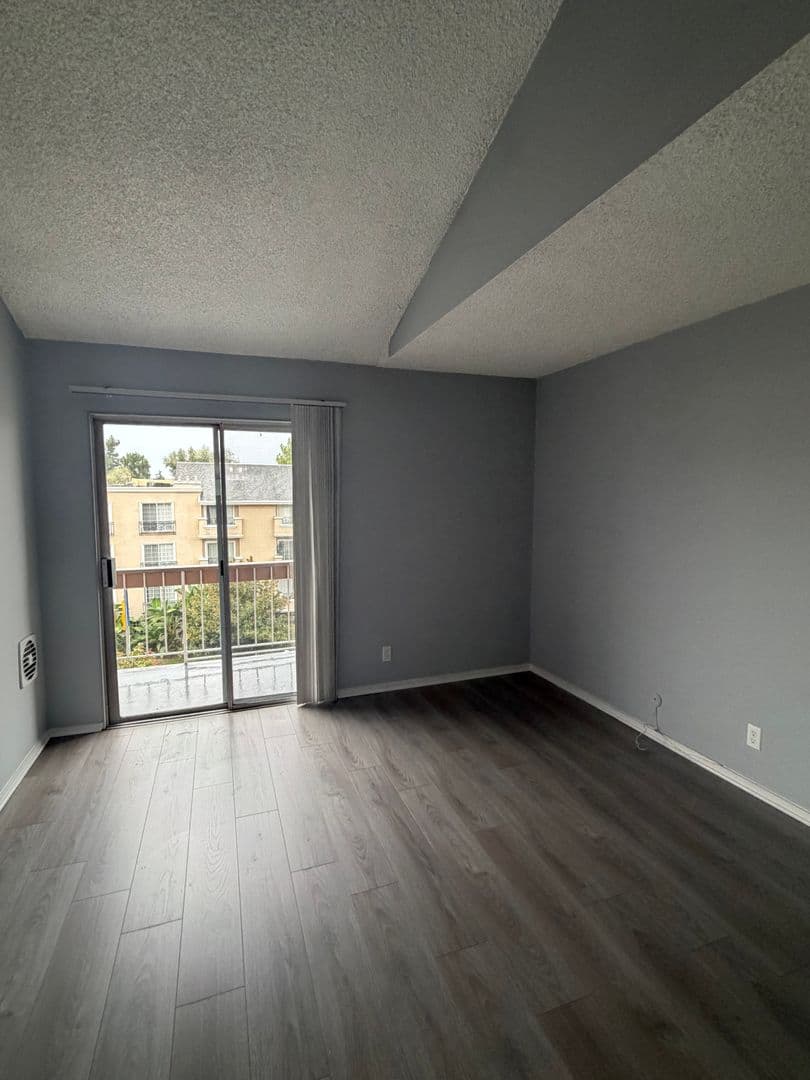 Los Angeles Apartment: 400 S. Kingsley Drive