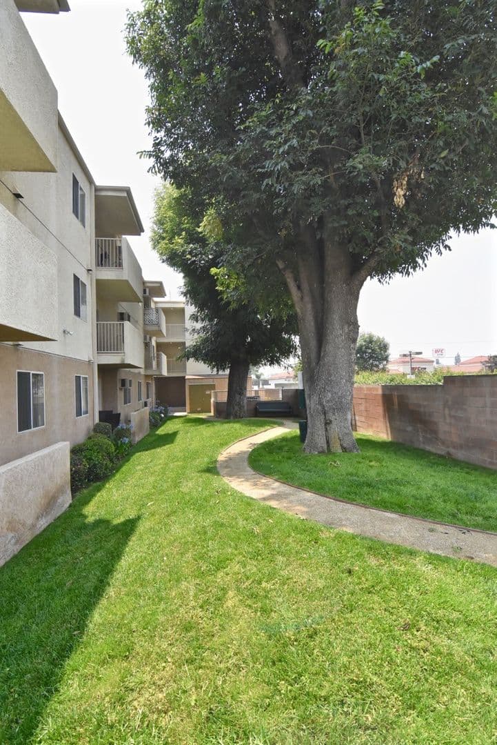 Northridge Apartment: 18415 Dearborn Street