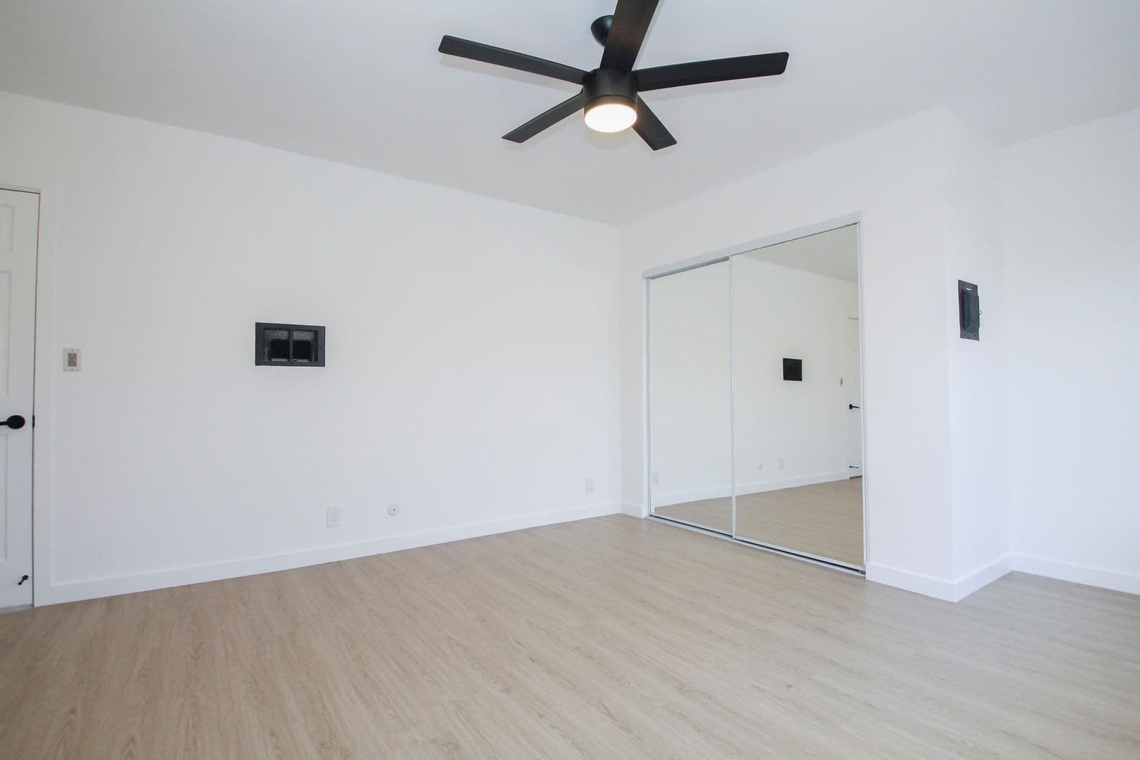 Hawthorne Apartment: 4378 W. 138th St.