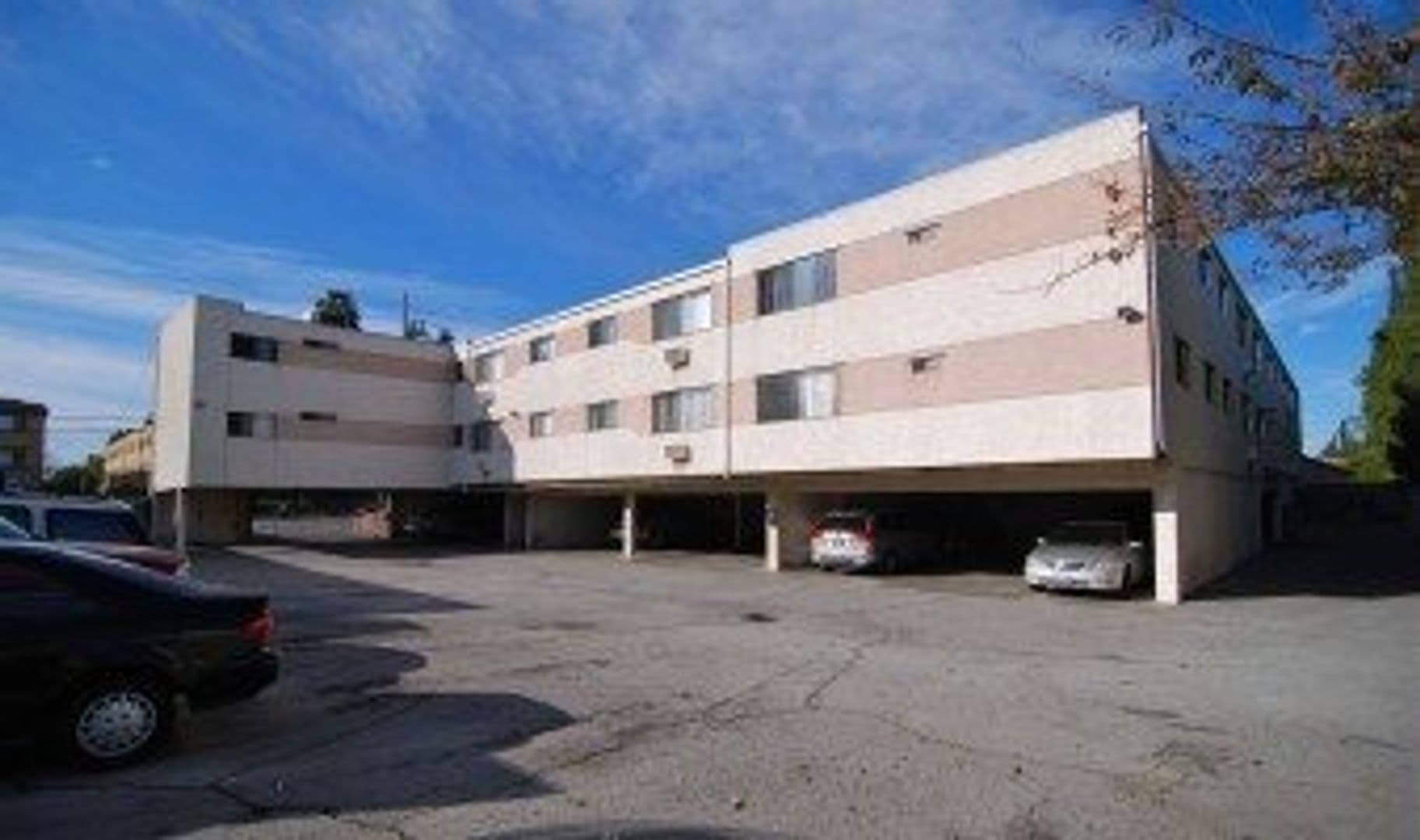 Van Nuys Apartment: 7320 Hazeltine Avenue