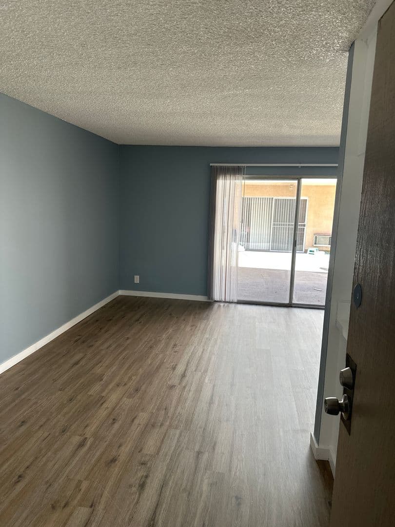 Los Angeles Apartment: 400 S. Kingsley Drive