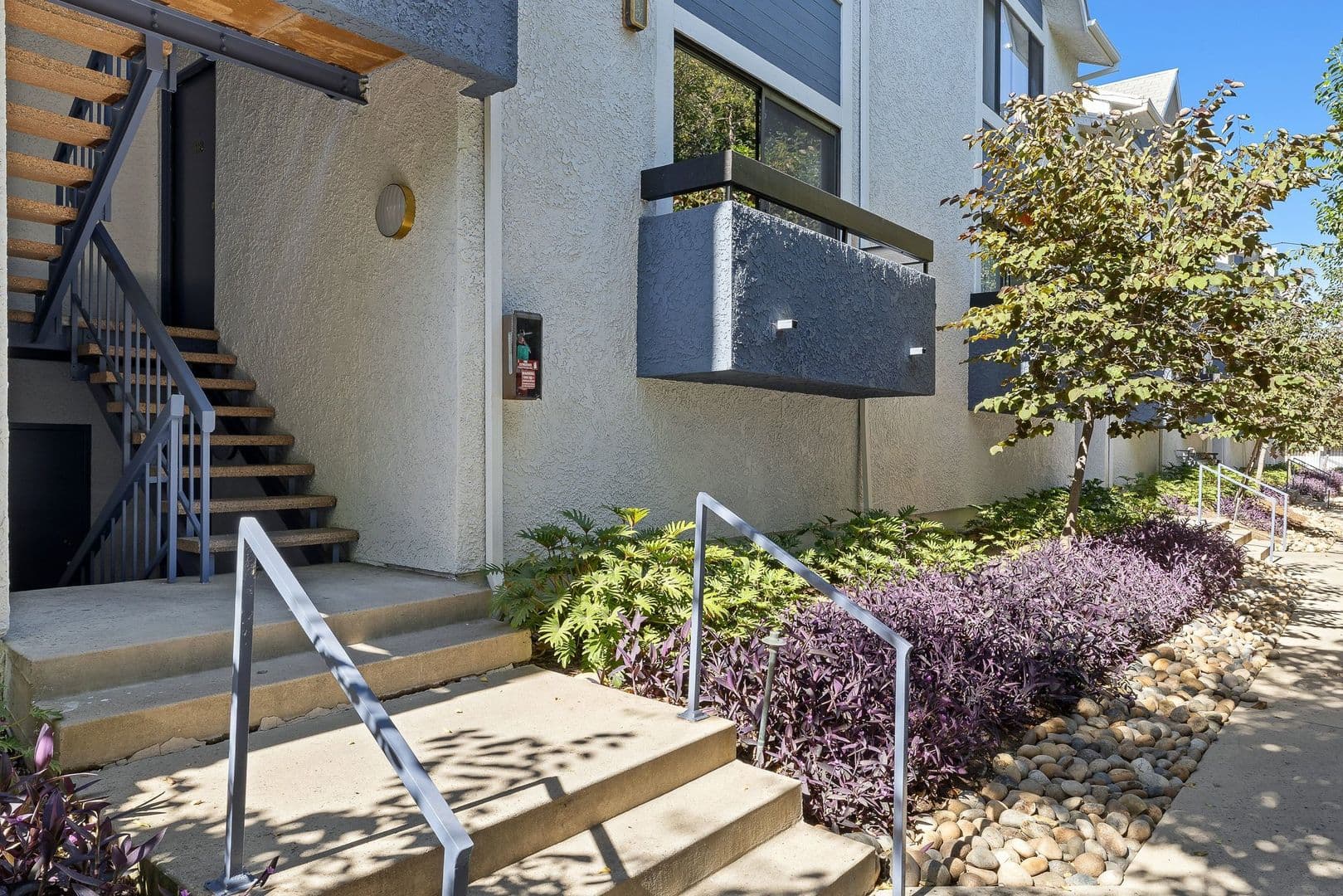 Sherman Oaks Apartment: 14543 Burbank Boulevard