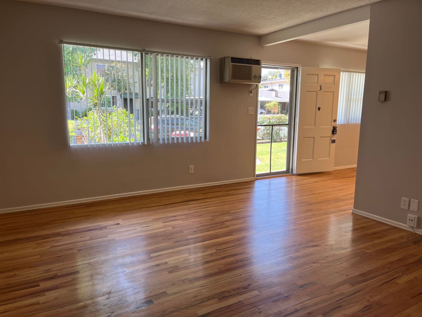 North Hollywood Apartment: 4400 Farmdale Avenue