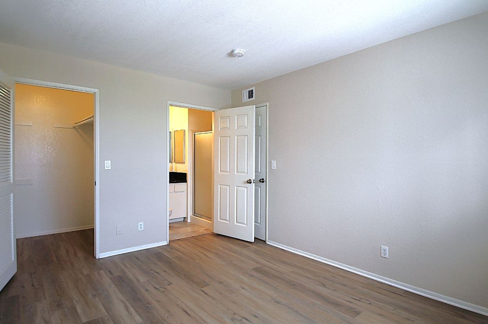 Sherman Oaks Apartment: 14930 Moorpark St.