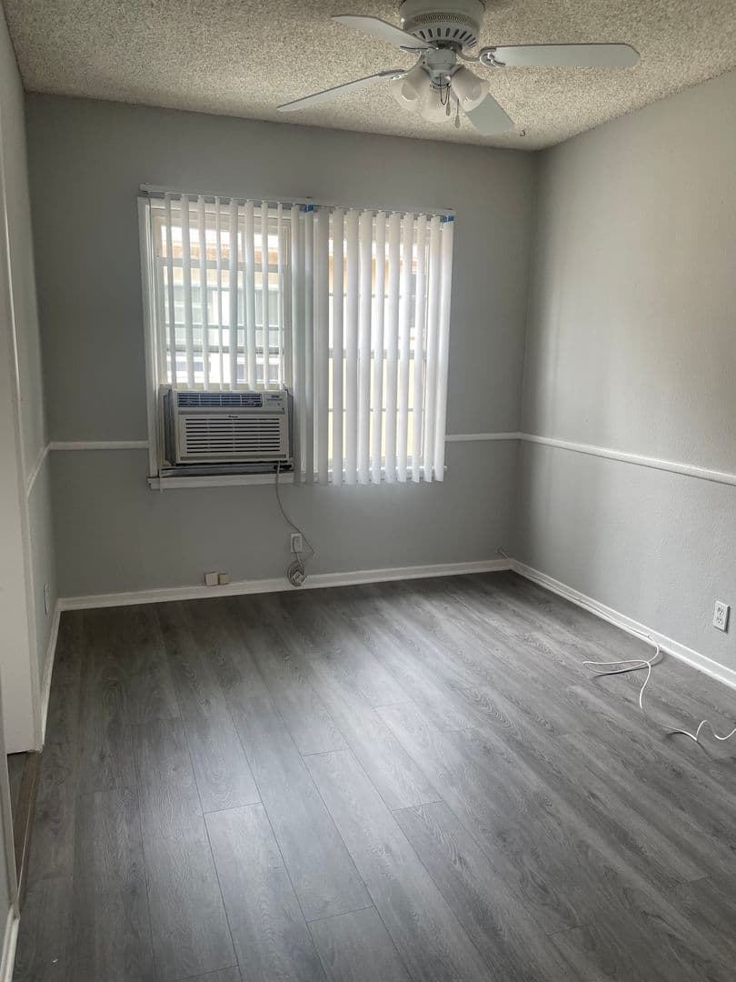 Van Nuys Apartment: 15509-15513 Victory Blvd