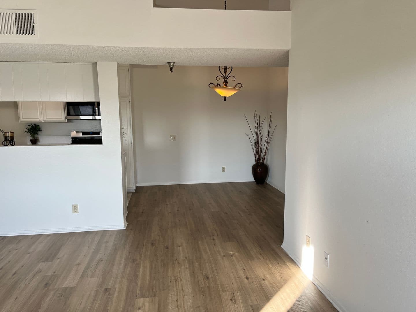 Sherman Oaks Apartment: 5124 Coldwater Canyon Ave.
