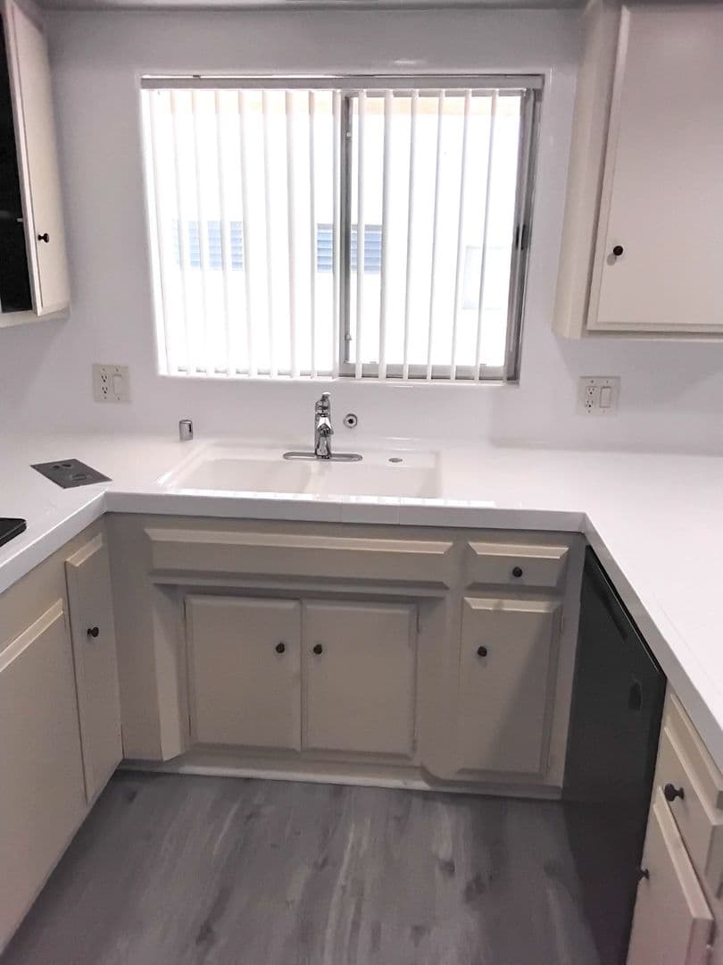 Inglewood Apartment: 880 Victor Avenue