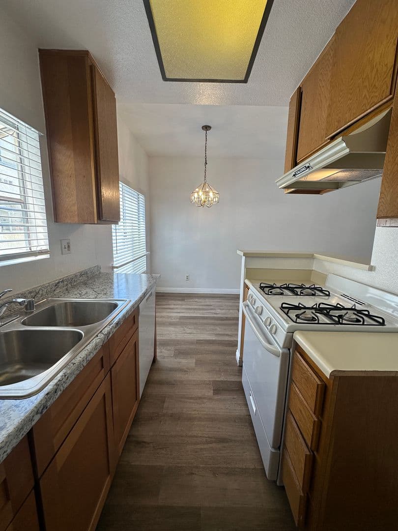 Pasadena Apartment: 79 & 89 Roosevelt Ave.