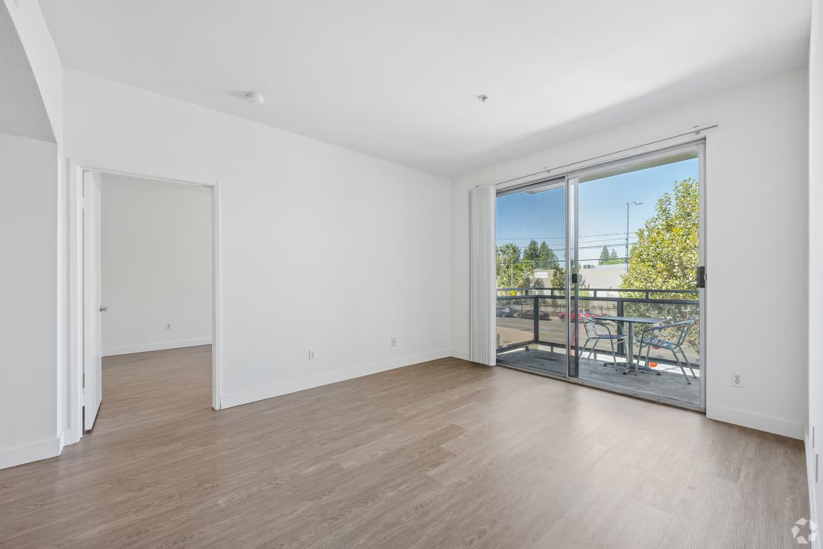 Northridge Apartment: 9850 Zelzah Ave