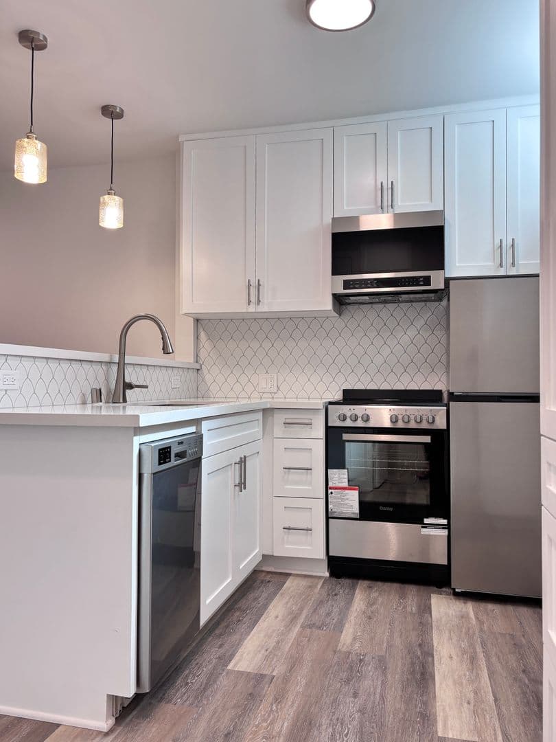 Los Angeles Apartment: 125 South Croft Avenue