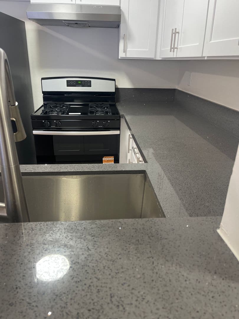 Van Nuys Apartment: 7320 Hazeltine Avenue