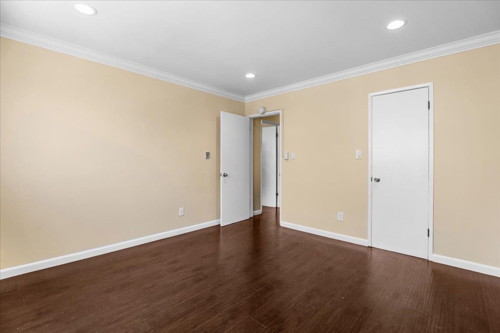 Los Angeles Apartment: 5232 Fairview Blvd