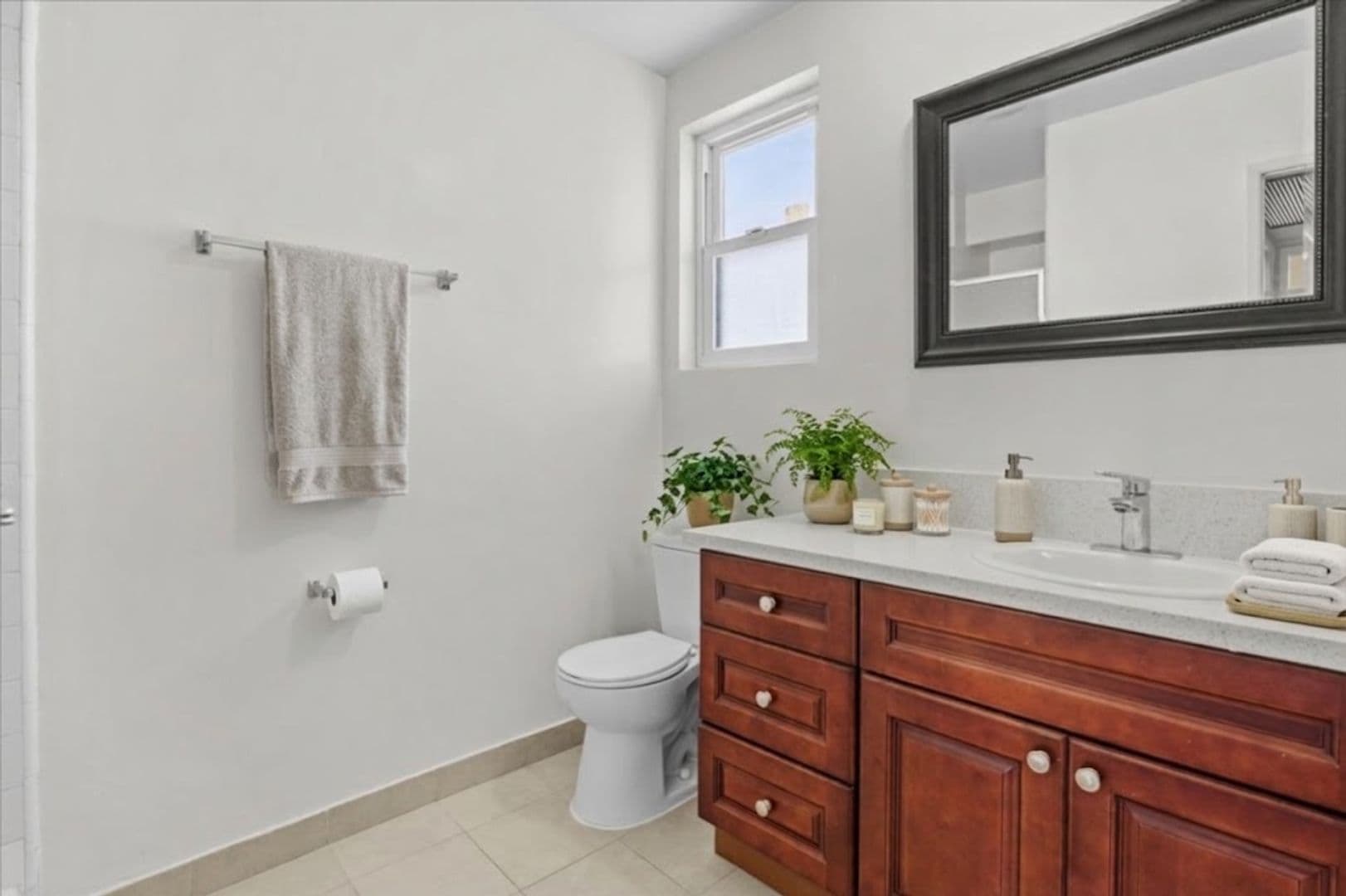 Beverly Hills Apartment: 309 S. Doheny Dr.