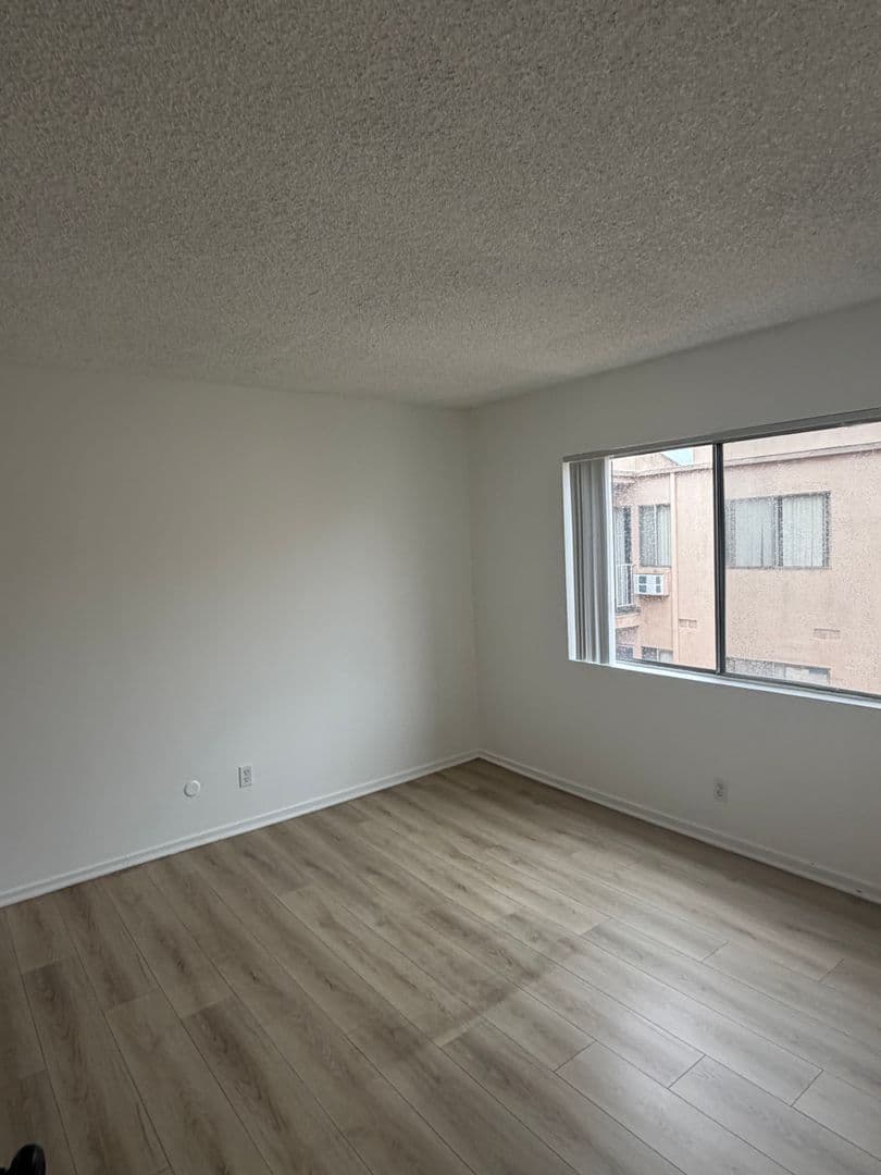 Los Angeles Apartment: 400 S. Kingsley Drive
