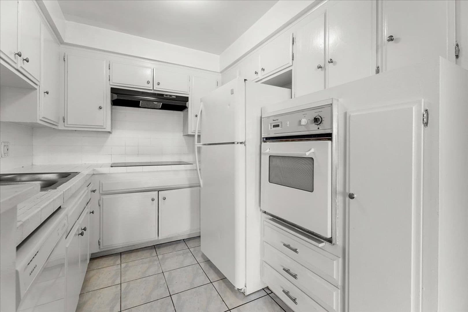Los Angeles Apartment: 5232 Fairview Blvd