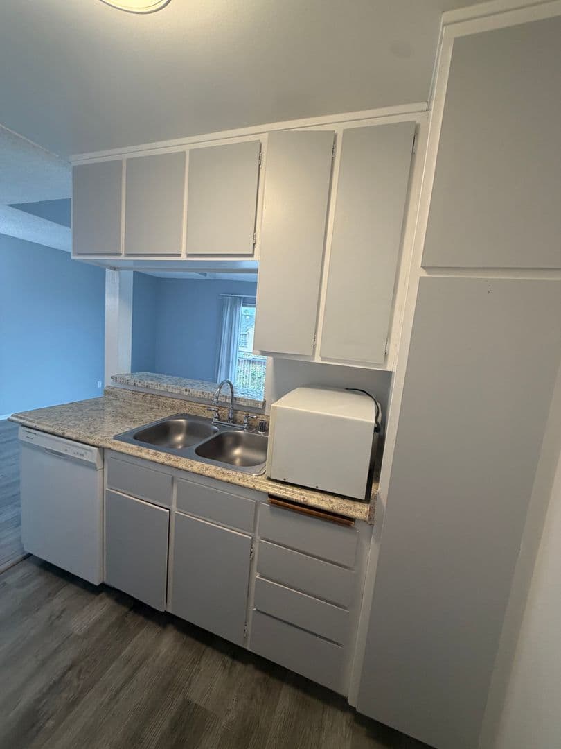 Los Angeles Apartment: 400 S. Kingsley Drive