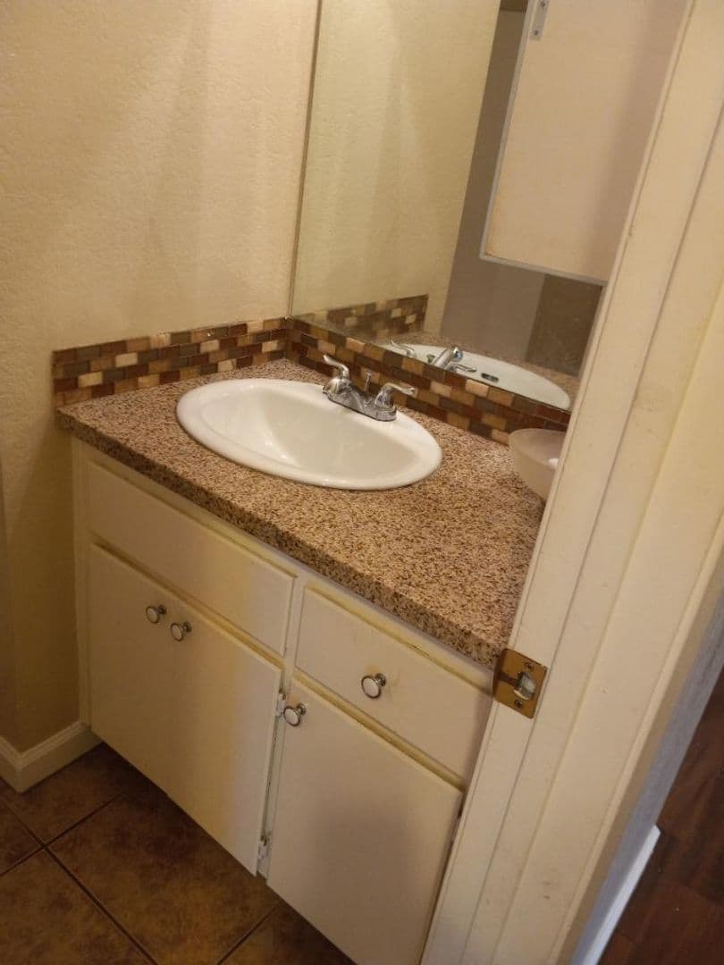 Redlands Apartment: 1176 E LUGONIA AVE 16