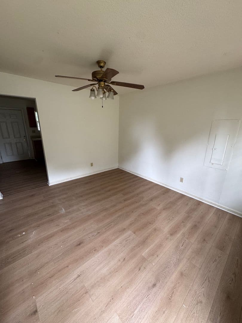 Columbia House: 114 Oak St