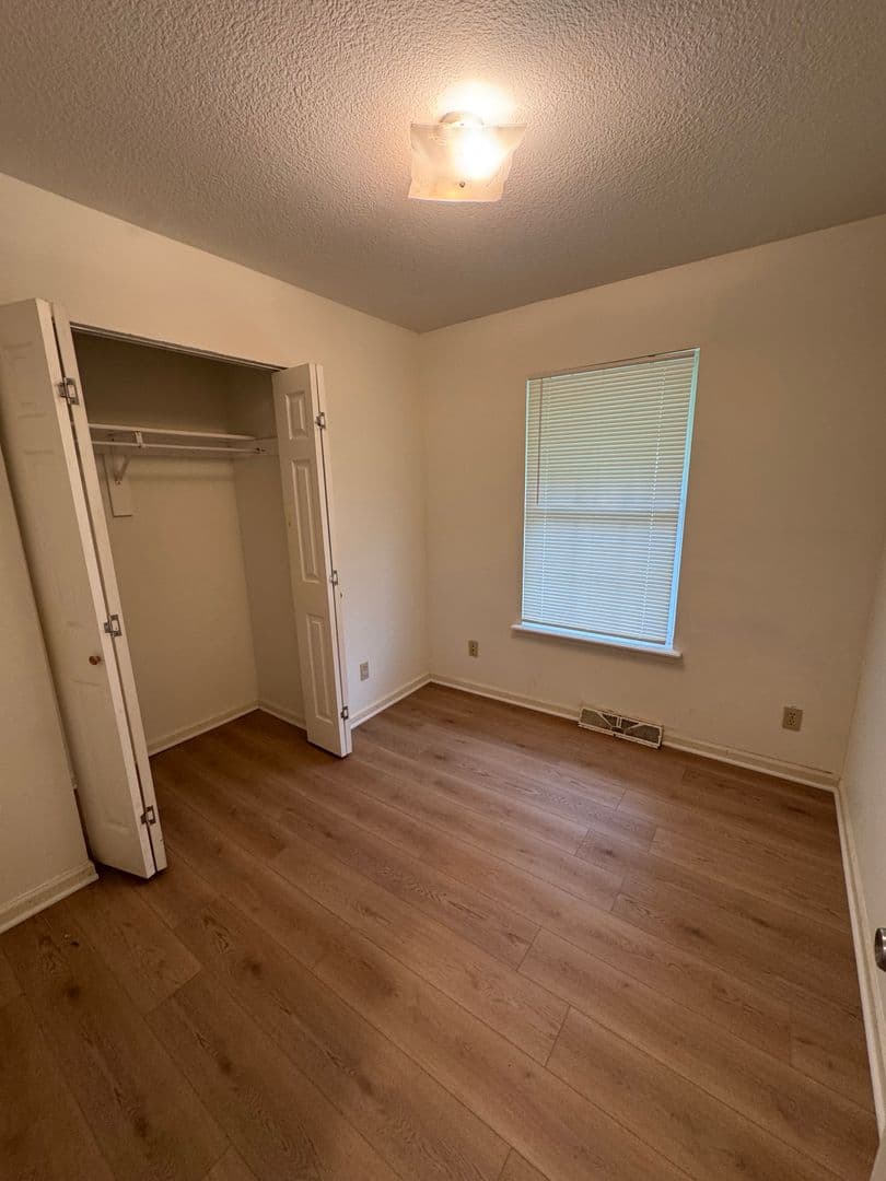 Columbia House: 114 Oak St