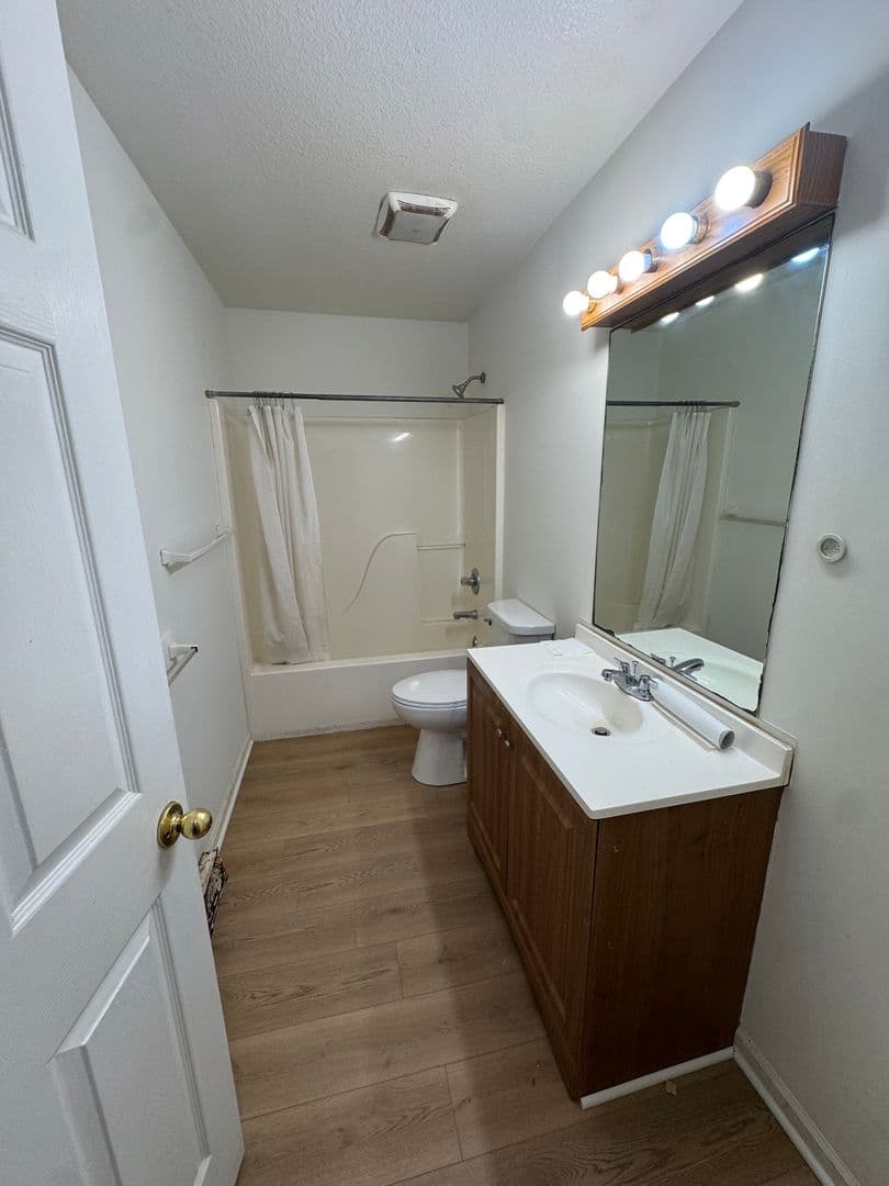Columbia House: 114 Oak St