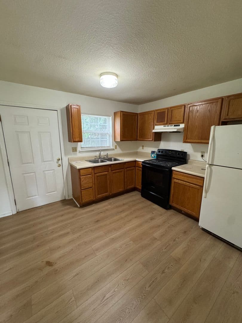 Columbia House: 114 Oak St