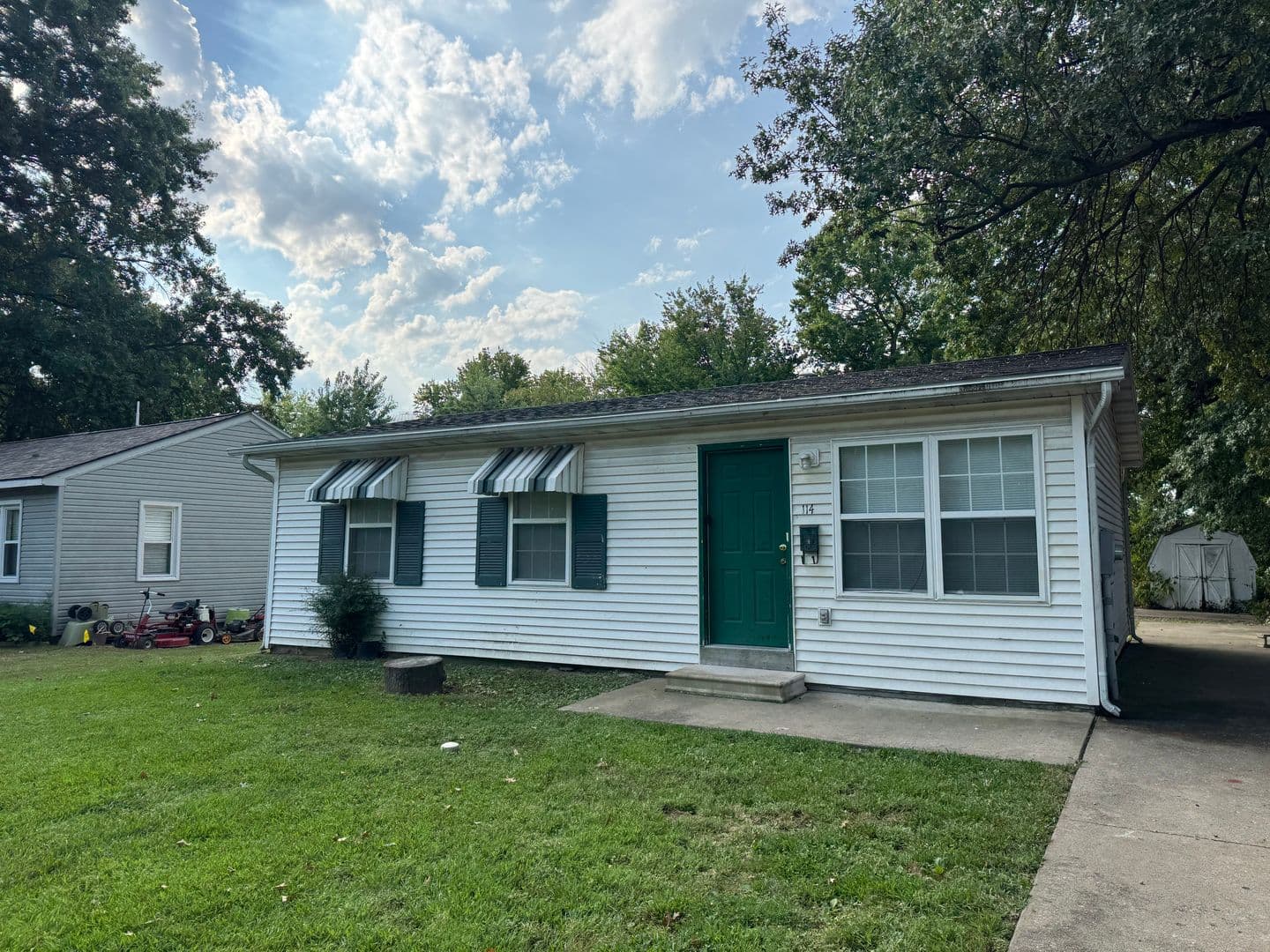 Columbia House: 114 Oak St