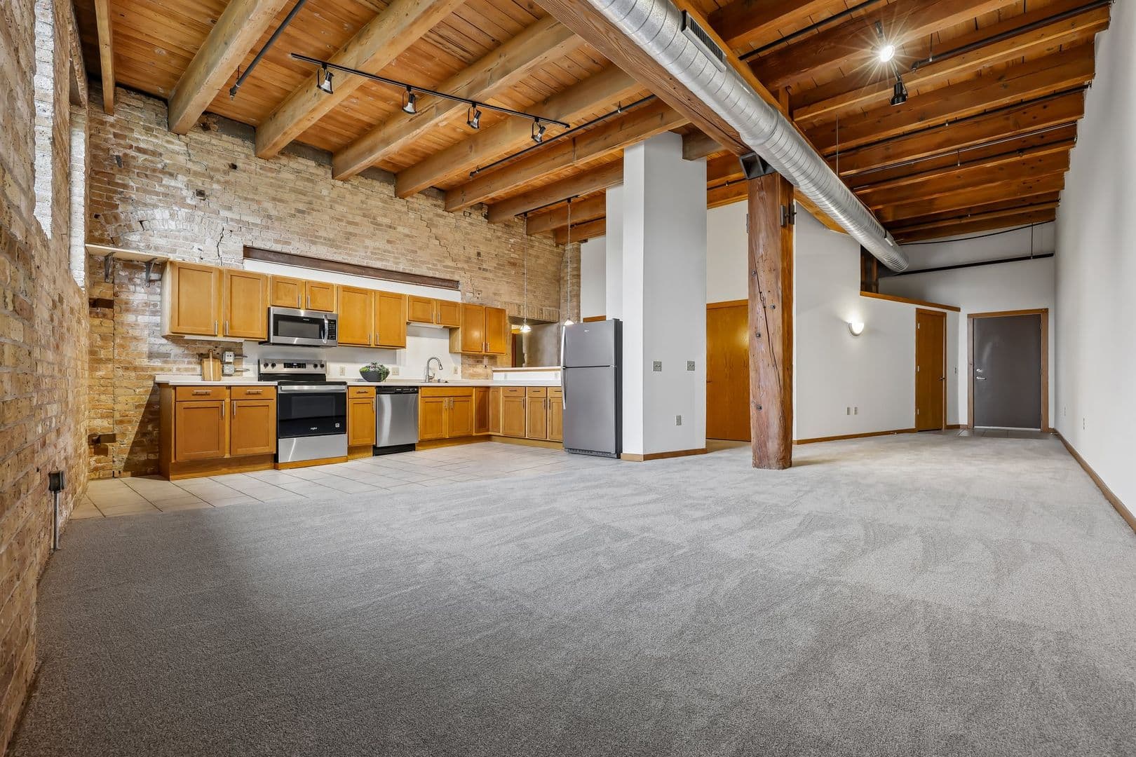 Milwaukee Apartment: 133 W Oregon St