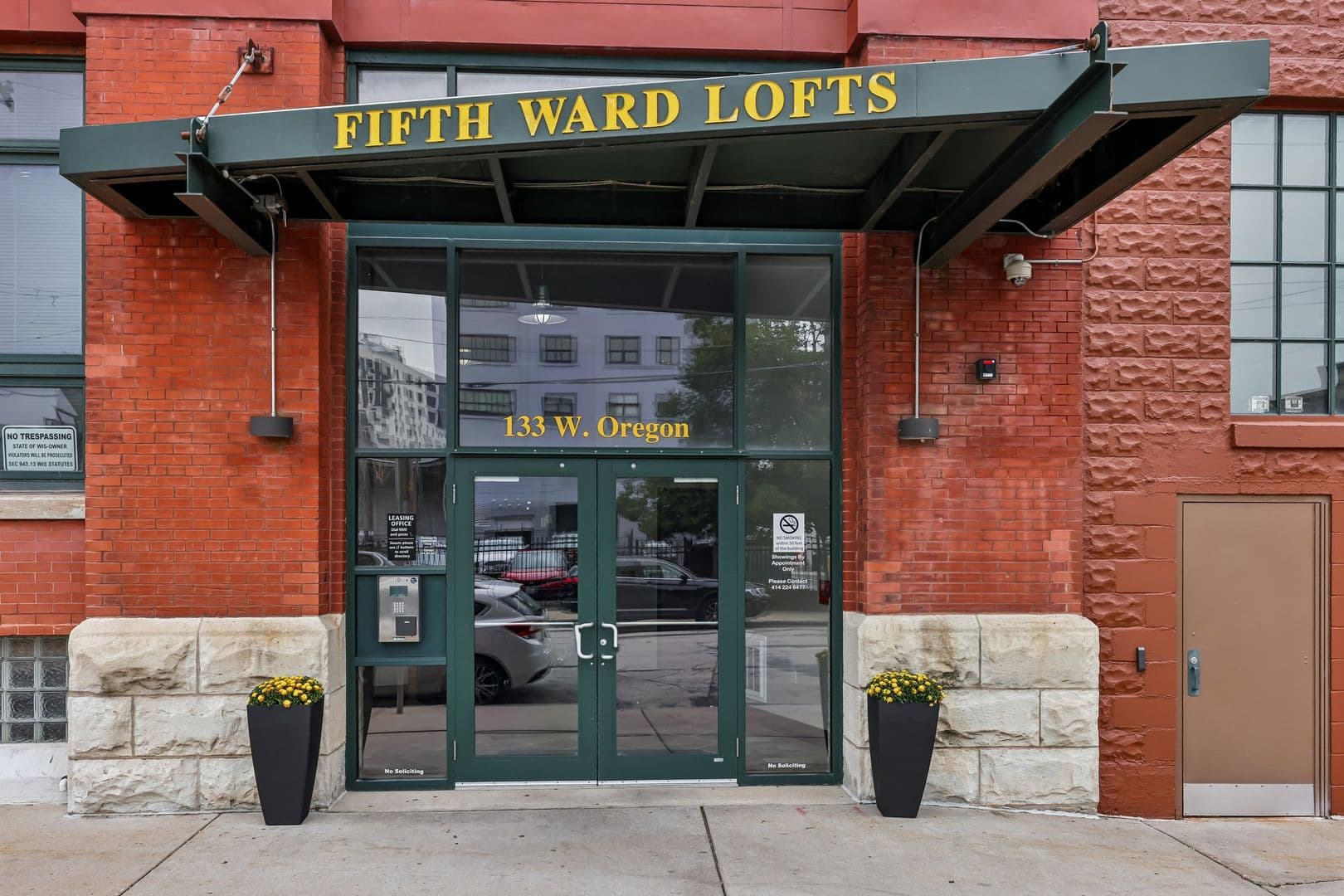 Milwaukee Apartment: 133 W Oregon St