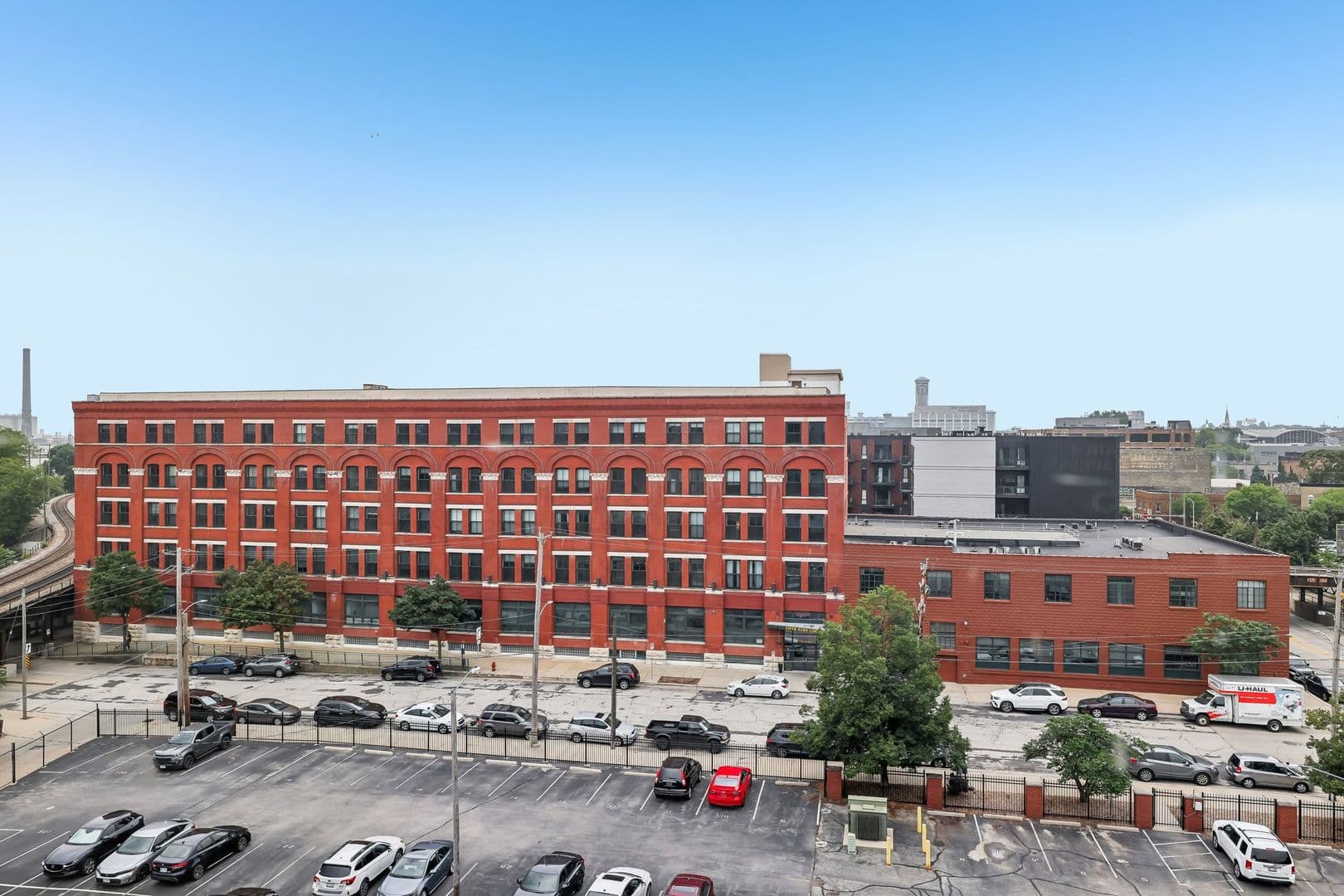 Milwaukee Apartment: 133 W Oregon St